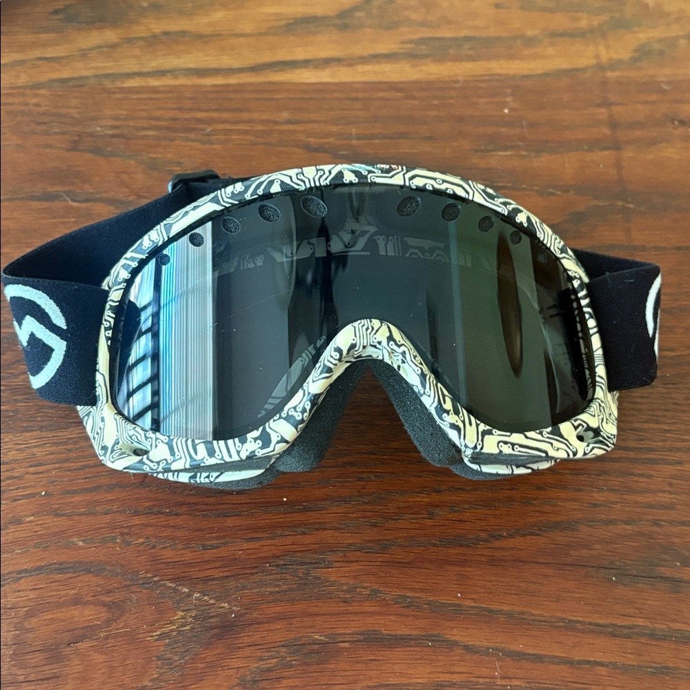 SMITH Black Lens Snow Goggles with White Circuit-Pattern Frame
